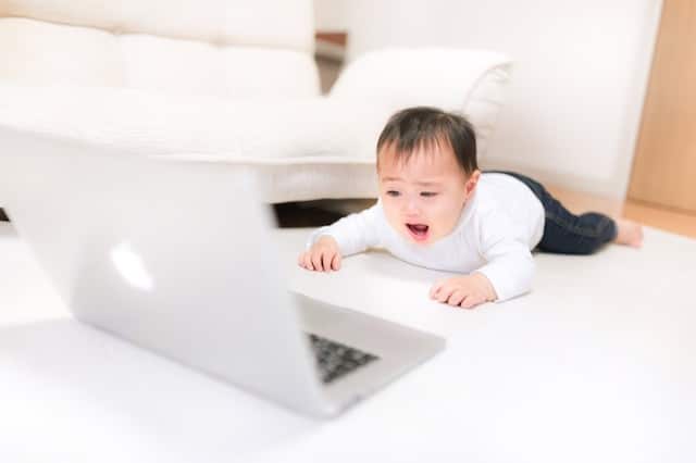 パソコンと赤ちゃん