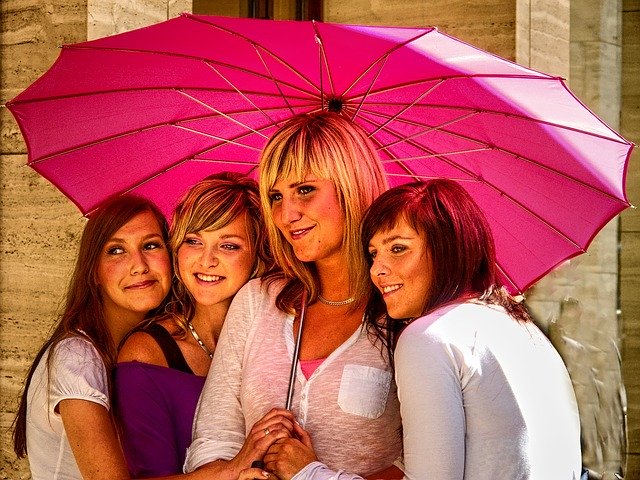 日傘を指す女性達